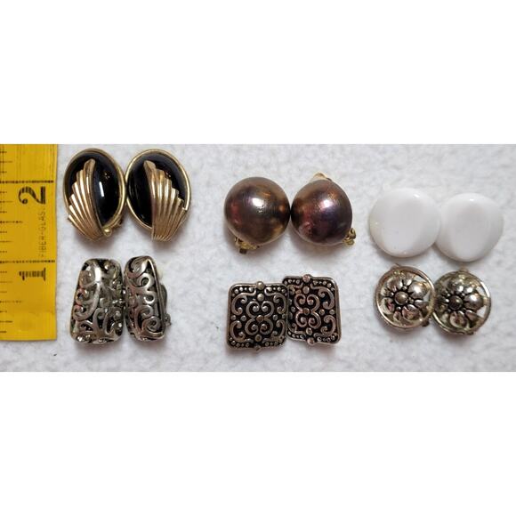 Clip On Earrings 6 Pc Lot 80s 90s Vintage Button Black White Silver Iridescent - Picture 2 of 5